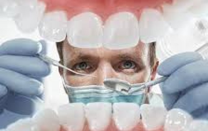 Стоматолог назвал «безобидную» привычку, ведущую к разрушению зубов