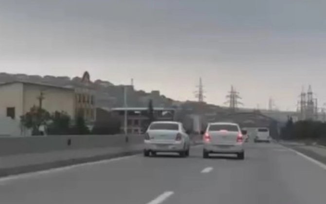 Yolda sürət yarışı təşkil edən sürücülər saxlanıldı