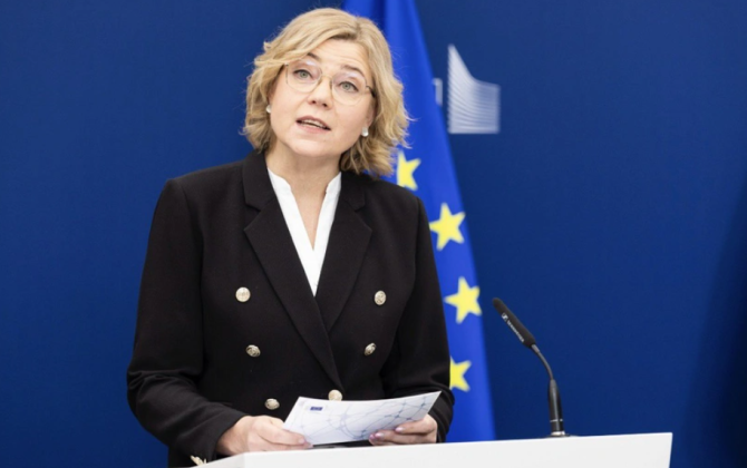 Aİ korrupsiya qalmaqalı ilə əlaqədar yüksək vəzifəli məmuru işdən azad edib