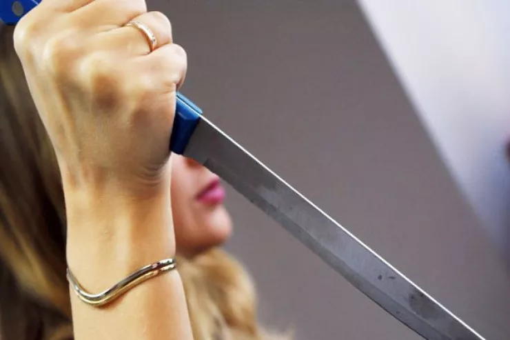 Şəxsi əşyalarına görə bacısını bıçaqlayan qıza HÖKM OXUNDU