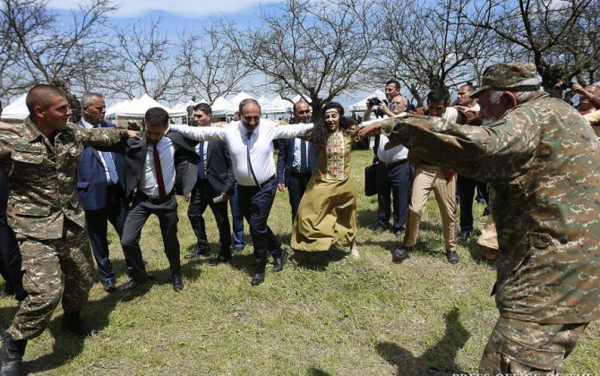 Захарова вспомнила танец Пашиняна в Карабахе