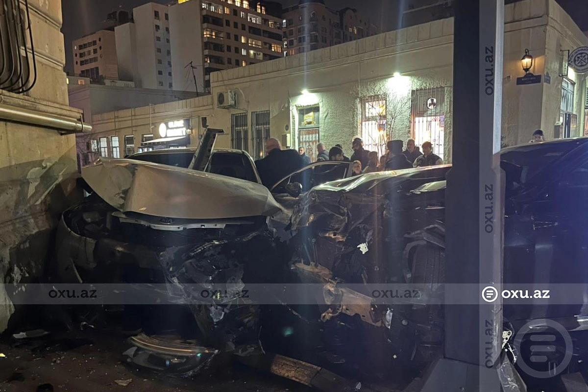 В центре Баку столкнулись два автомобиля