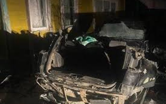 В России автомобиль врезался в дом, есть погибшие