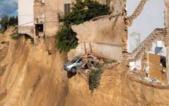 На Сицилии из-за оползня обрушилось жилое здание
