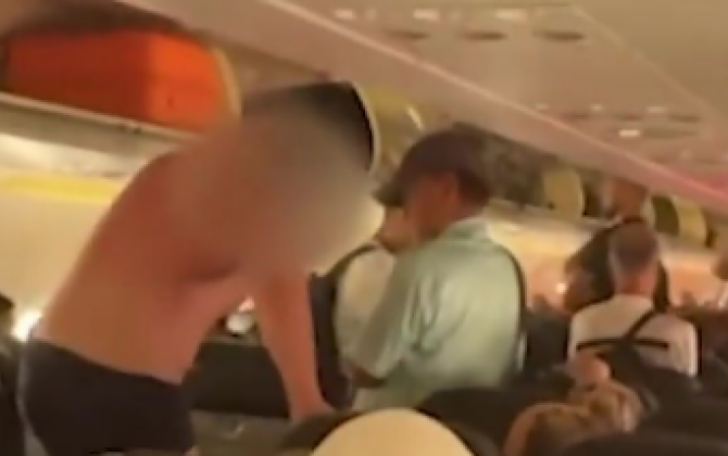 Sərnişin soyunub təyyarədən tullanmağa cəhd etdi - VİDEO