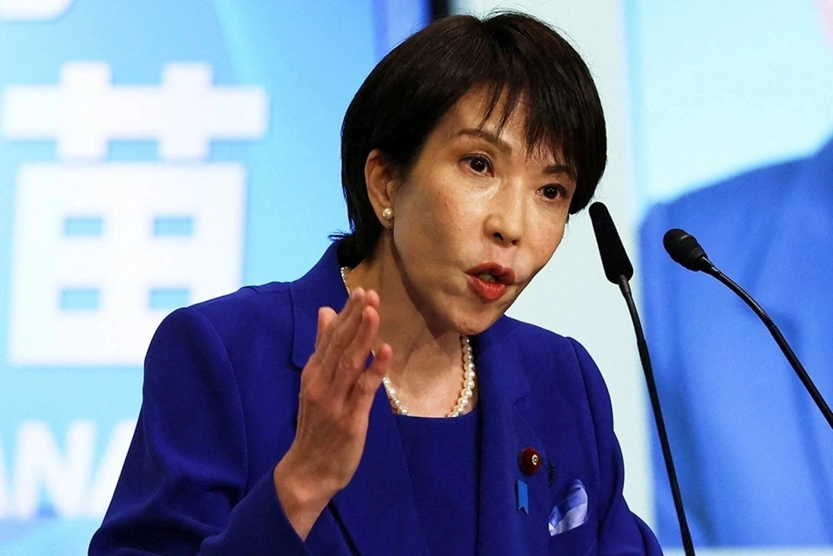 Премьер Японии повредила руку во время предвыборной агитации