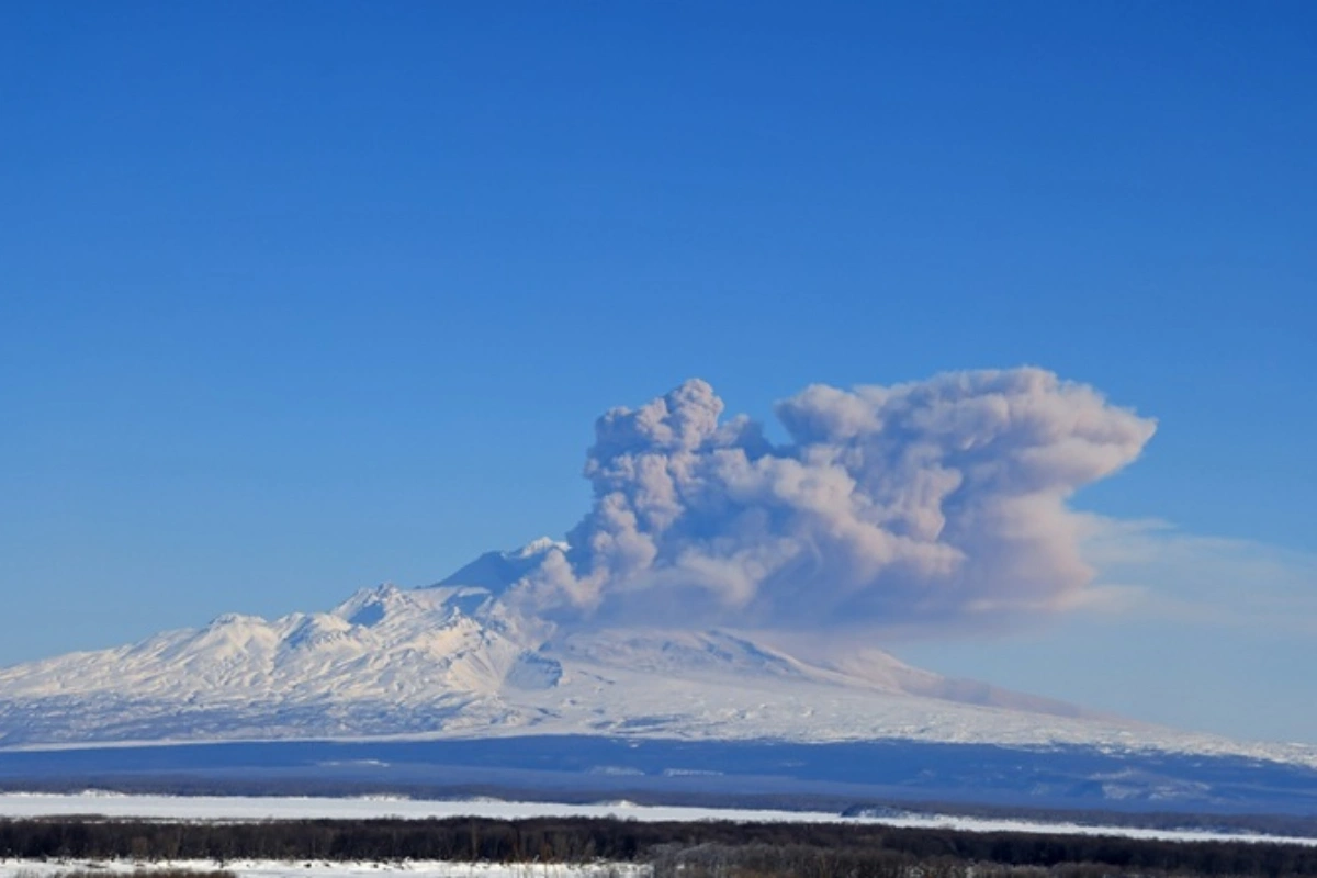 Kamçatkada Şiveluç vulkanı püskürdü, təyyarələr üçün təhlükə yarandı