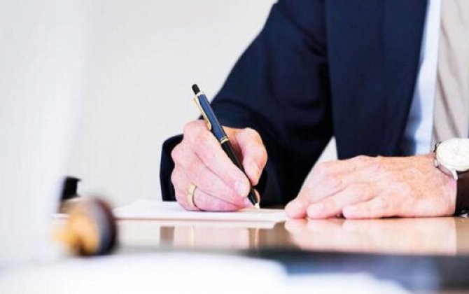 Yeni sədr iki nəfəri işdən çıxardı