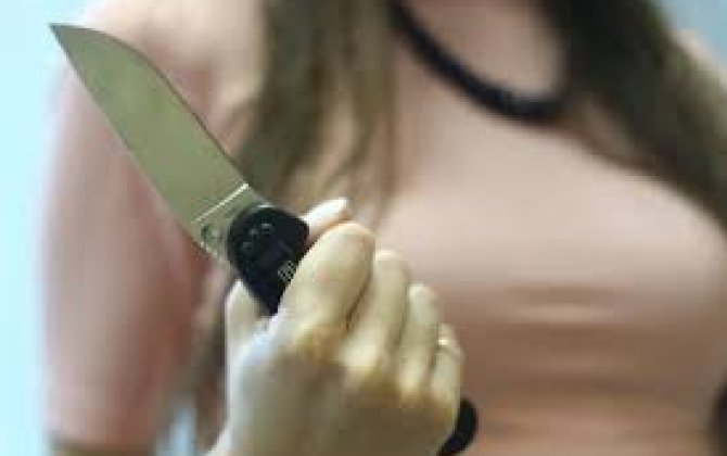 В Баку девочка-подросток ранила отца ножом из-за избиения матери