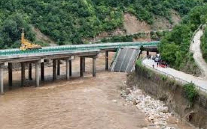 В Китае после обрушения моста погибли два человека