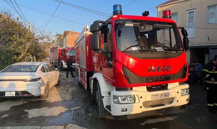 Parlament prospektində ev yanır