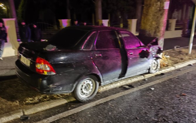 Gəncədə avtomobil ağaca çırpıldı - Xəsarət alan var