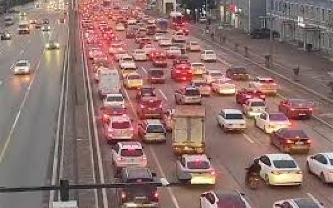На многих дорогах Баку затруднено движение транспорта