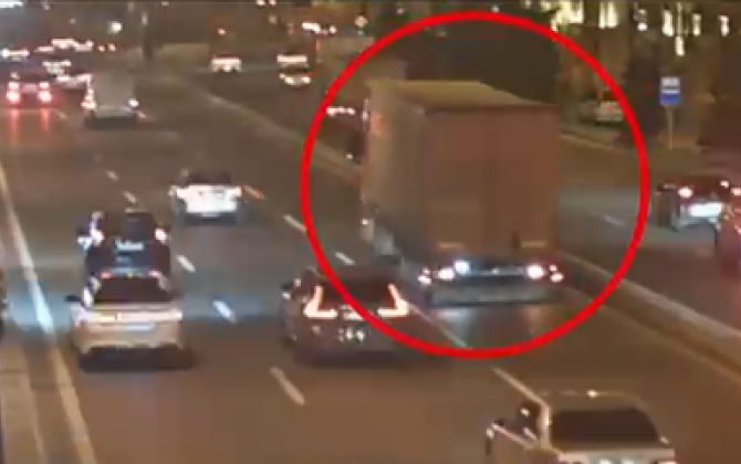 Geriyə hərəkət edən yük avtomobili qəzaya səbəb oldu - VİDEO