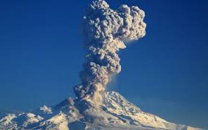 Камчатский вулкан Шивелуч выбросил пепел третий раз за сутки