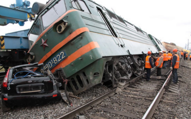 Xaçmazda avtomobil qatarla toqquşdu - Ölən var