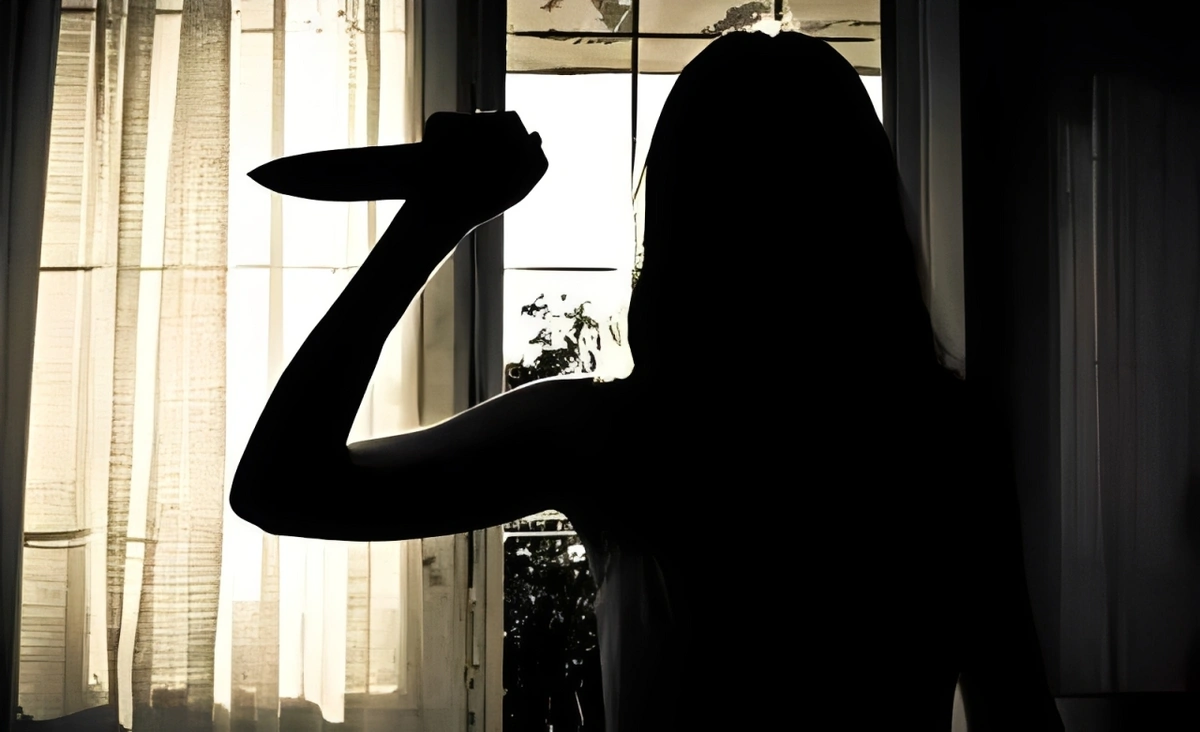 Bakıda atasını öldürməkdə ittiham olunan 15 yaşlı qız ev dustaqlığına buraxıldı