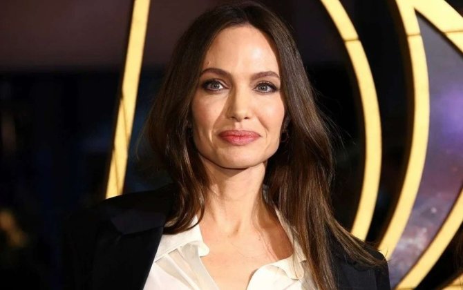 Ancelina Coli Epşteyni iki dəfə məclisinə dəvət edib