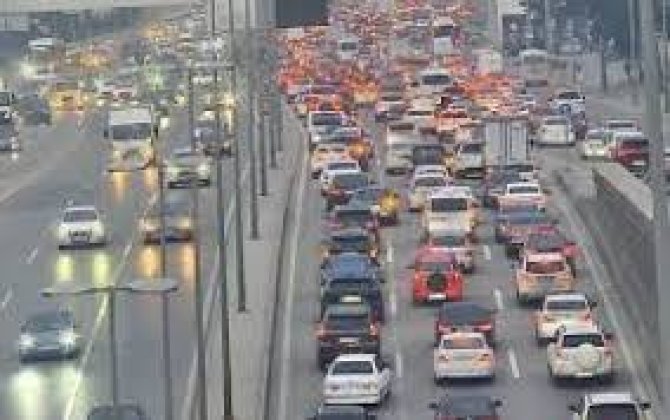 На ряде улиц и проспектов Баку затруднено движение транспорта