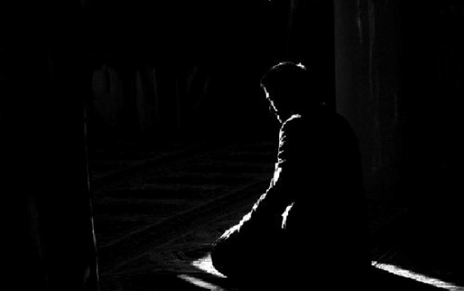 “Bu kişi gecə namazını qılır, amma oyandıqda oğurluq etməyə gedir...