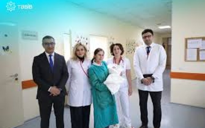 В Баку врачи выходили младенца, родившегся с весом 540 граммов