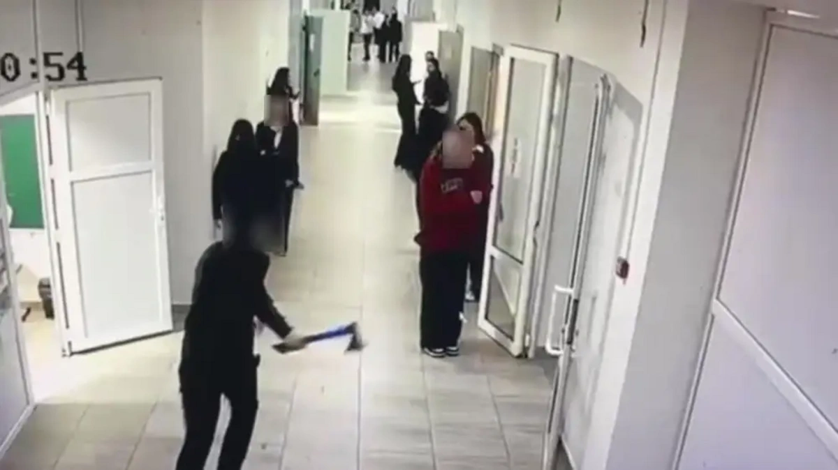 Şagird məktəbdə balta ilə yaşıdlarına hücum etdi - VİDEO