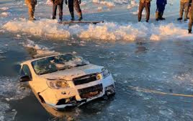 В Казахстане автомобиль провалился под лед