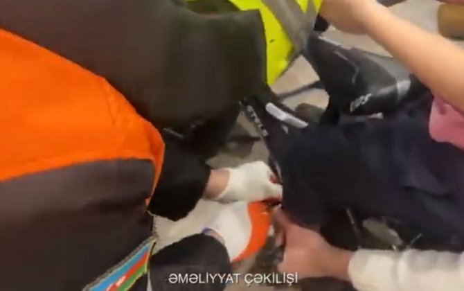 Ayağı velosipedin pedalına sıxılı qalan 3 yaşlı uşaq belə xilas edildi - VİDEO