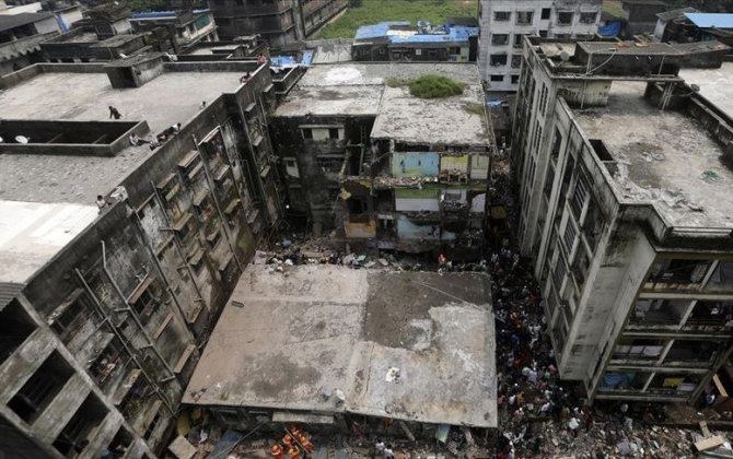 В Индии рухнуло жилое здание, под завалами ищут людей