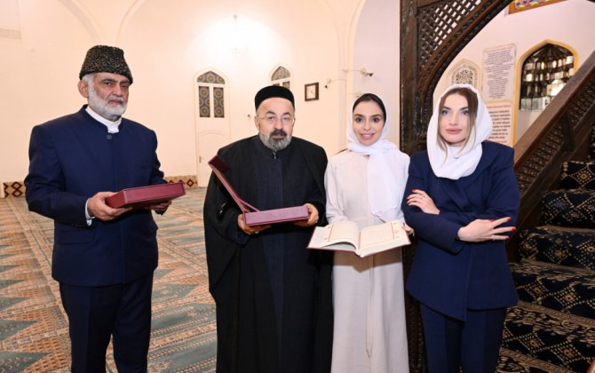 Leyla Əliyeva və Alena Əliyeva Gəncədə Şah Abbas məscidini ziyarət ediblər - FOTO
