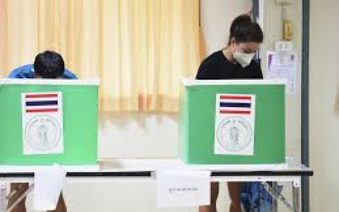 В Таиланде проходят досрочные парламентские выборы и референдум