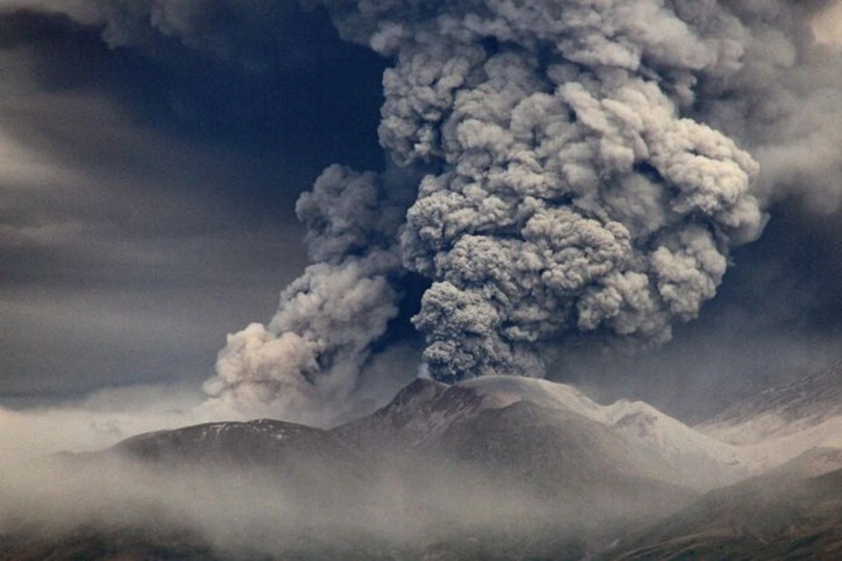 Şiveluç vulkanı 11.6 km hündürlüyə kül püskürüb
