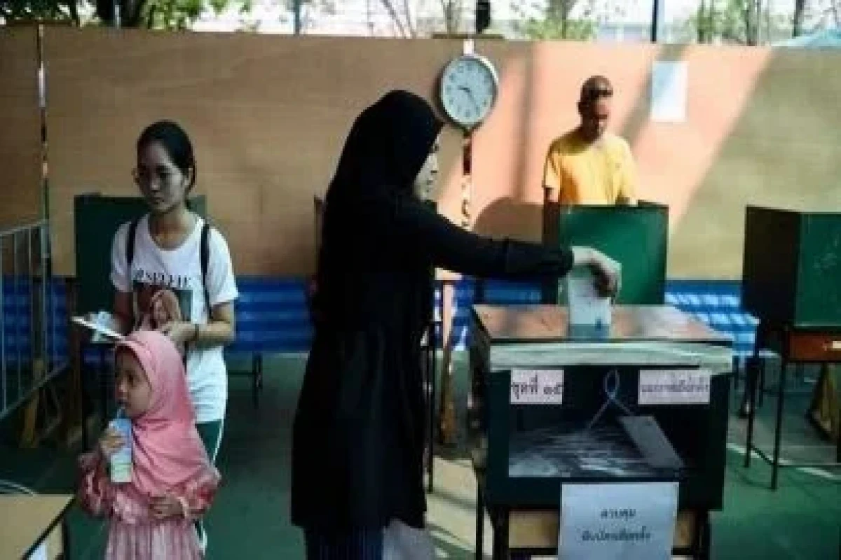 Tailandda parlament seçkiləri və referendum keçirilir