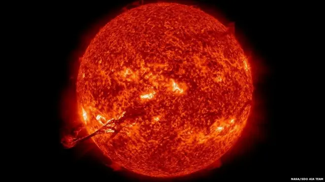 Günəşdə iki güclü partlayış qeydə alınıb