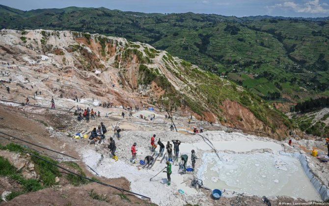 В ДР Конго более 10 человек погибли при оползне на шахте