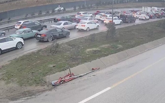 Bakıda yük avtomobili qəzaya uğradı, sıxlıq yarandı - FOTO
