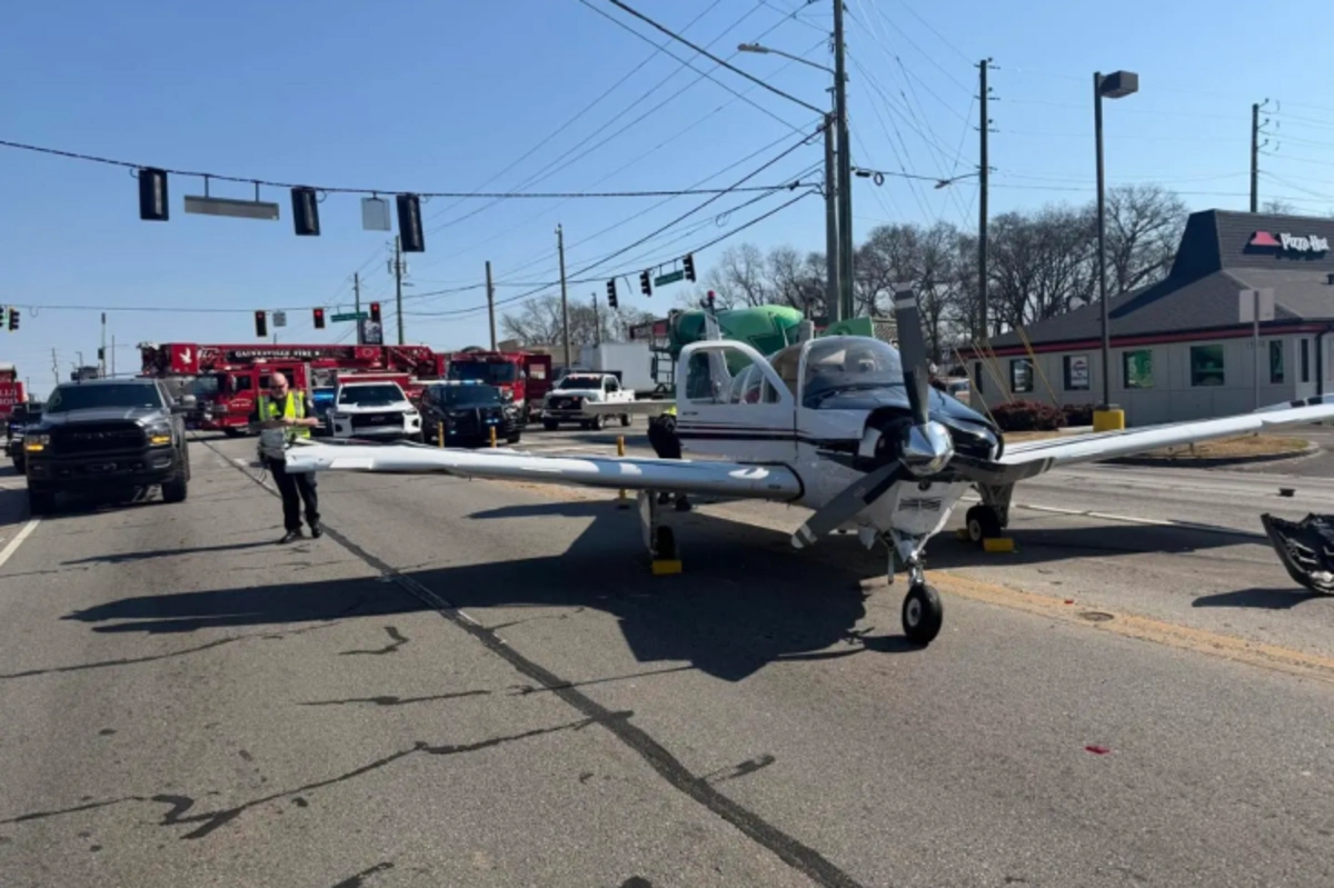 Самолет в США приземлился на трассу и протаранил пять машин, есть пострадавшие-ВИДЕО