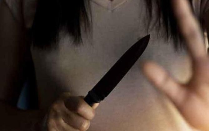 Bakıda tələbə qız bacısını BIÇAQLADI