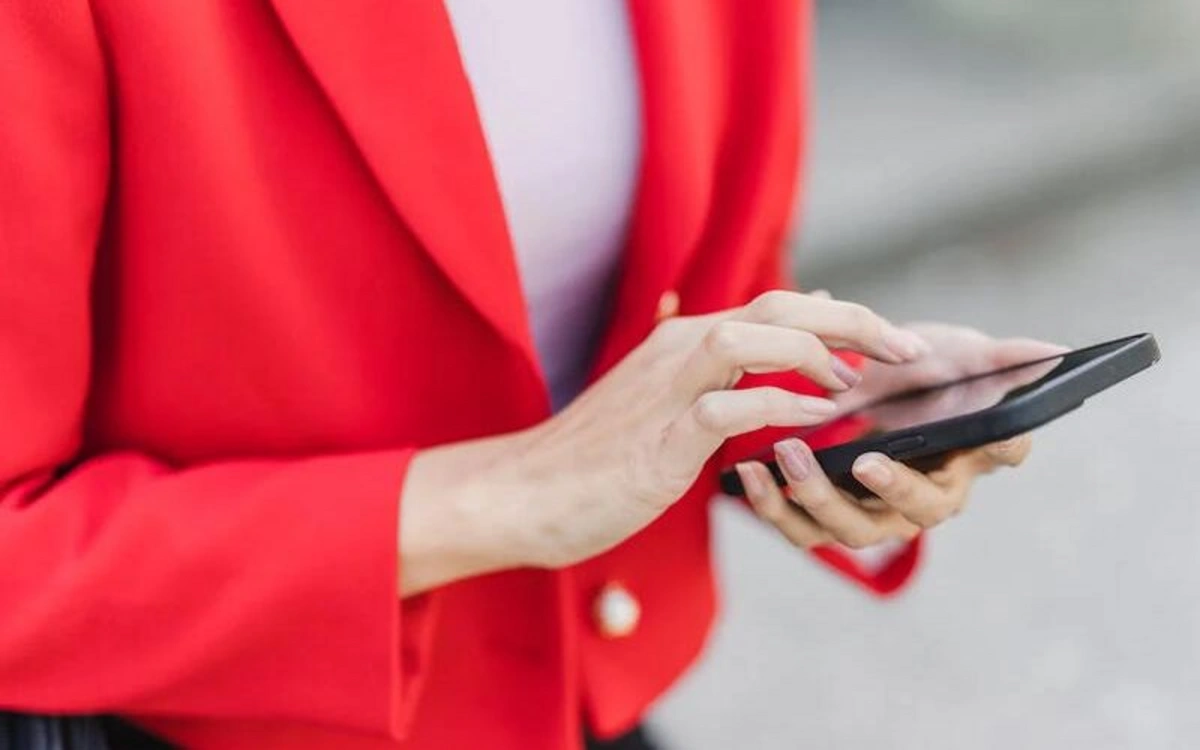 Evli kişi tanış olduğu qadına yalandan xərçəng xəstəliyinə tutulduğunu bildirərək dələduzluq etdi