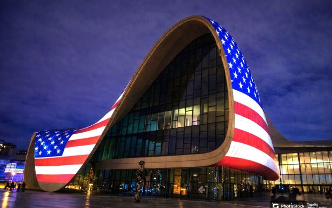 Heydər Əliyev Mərkəzi ABŞ bayrağı ilə işıqlandırılıb