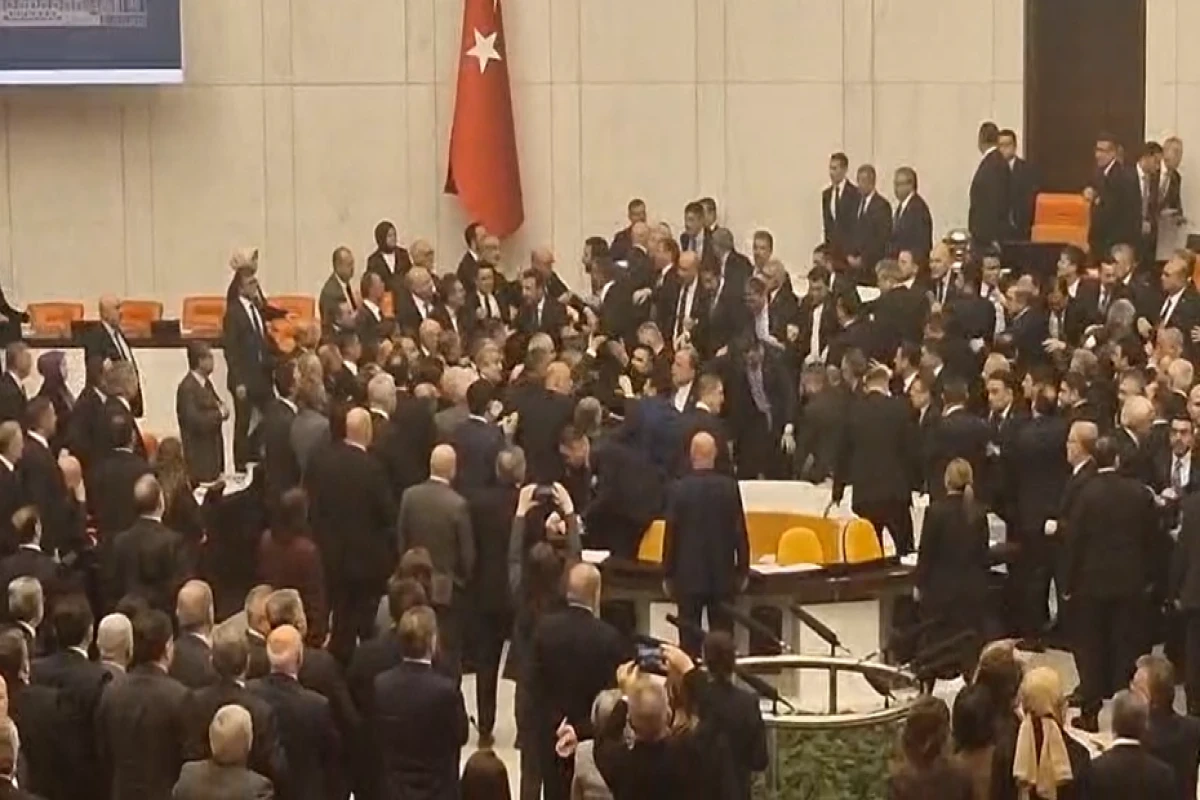 Türkiyə parlamentində yeni nazirlərin andiçmə mərasimindən əvvəl gərginlik yaranıb