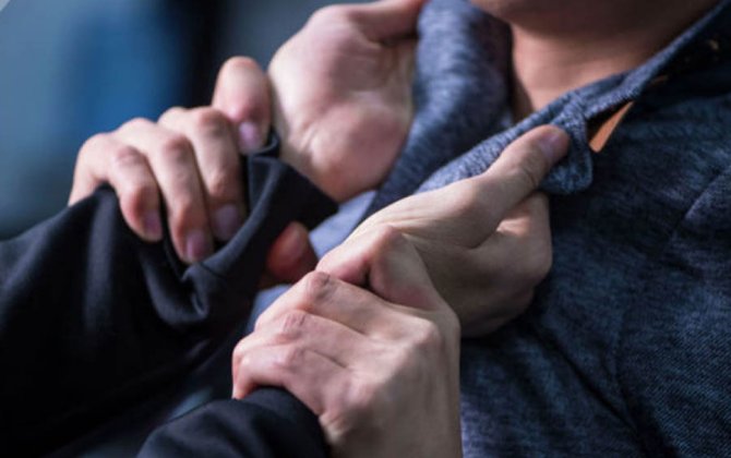 Gəncədə 20 yaşlı oğlanı döyüb, kəsici alətlə xəsarət yetiriblər