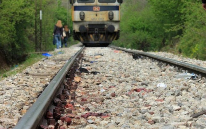 Sərnişin qatarı qarşısına çıxan piyadanı vurdu