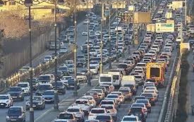 На ряде дорог Баку затруднено движение транспорта