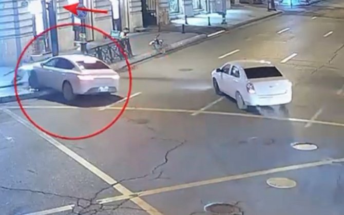 Bakıda avtomobil işıqfora çırpıldı - VİDEO