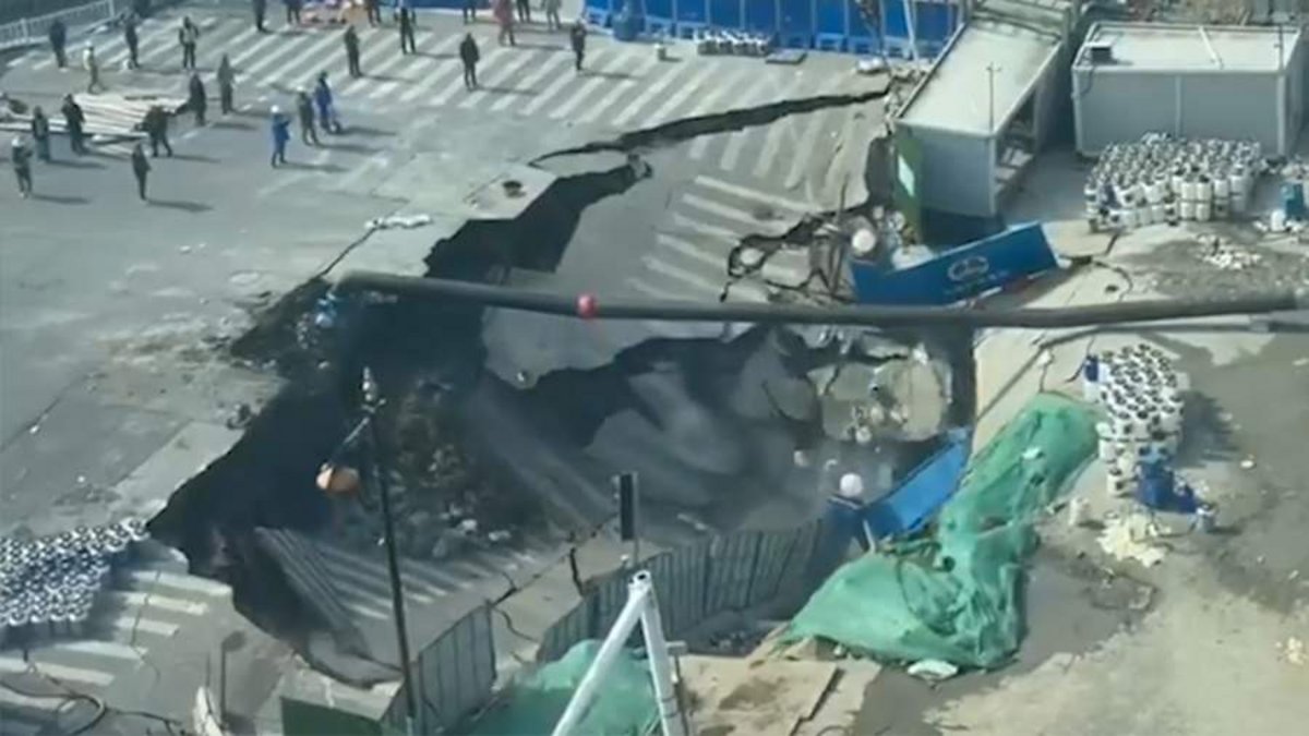 Şanxayda yolayrıcı çökdü