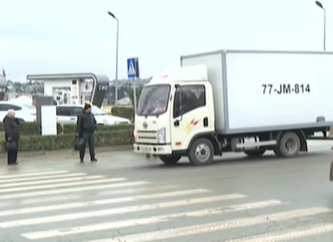 Binəqədi-Novxanı yolunda keçid piyadalar üçün təhlükə yaradır - VİDEO