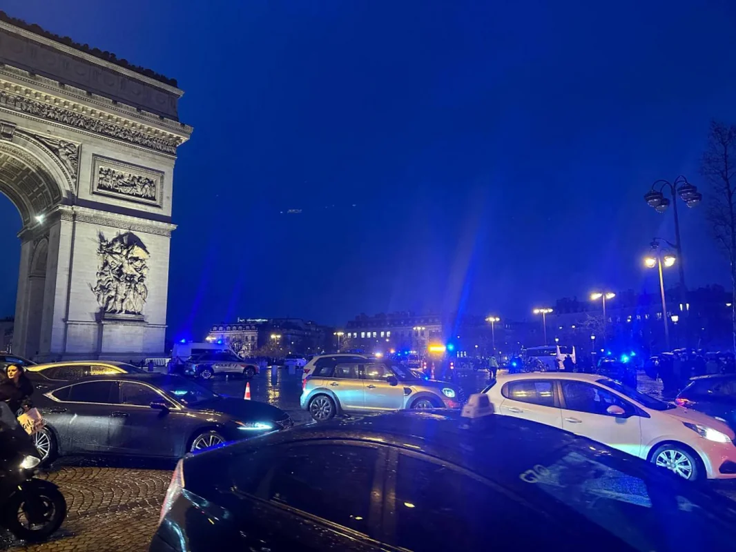 Parisin mərkəzində polisə bıçaqlı hücum edildi