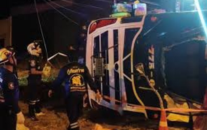 В Таиланде более 40 человек пострадали из-за опрокидывания автобуса