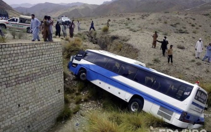 В Пакистане при столкновении автобуса с грузовиком погибли более 10 человек